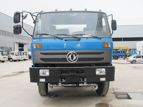 東風(fēng)153型15噸灑水洗掃車 城市環(huán)衛(wèi)的高效解決方案