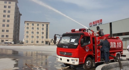 東風(fēng)多利卡消防灑水車 多功能應(yīng)急救援與環(huán)衛(wèi)灑水的理想選擇